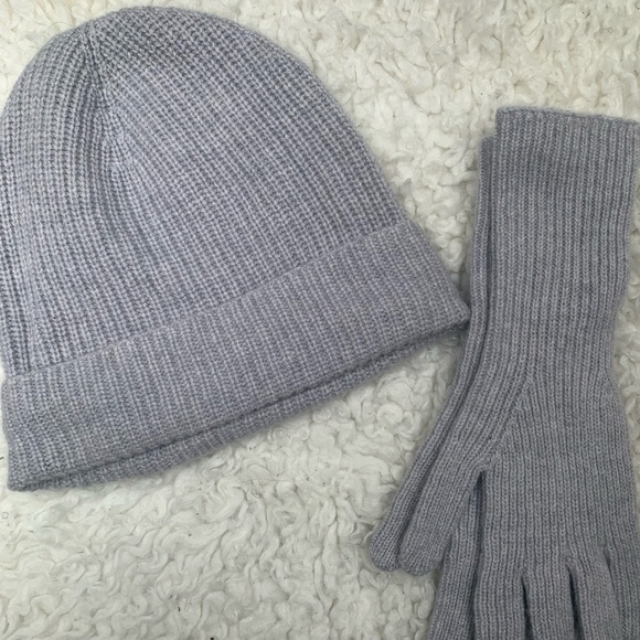 BANANA REPUBLIC CASHMERE HAT, GLOVE AND SOCKS SET - Picture 3 of 8